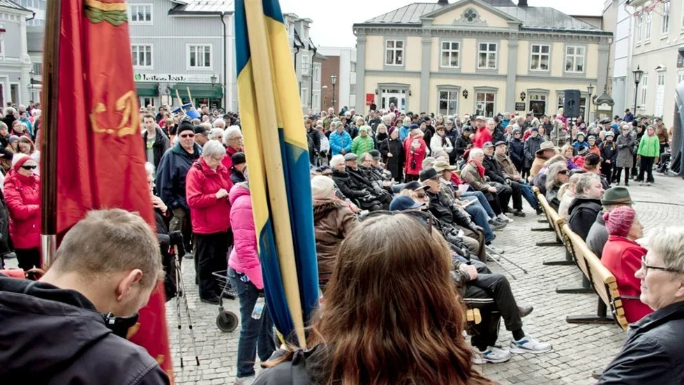 Flera hundra personer hade samlats på Rådhustorget för att vara med på förstamajfirande.