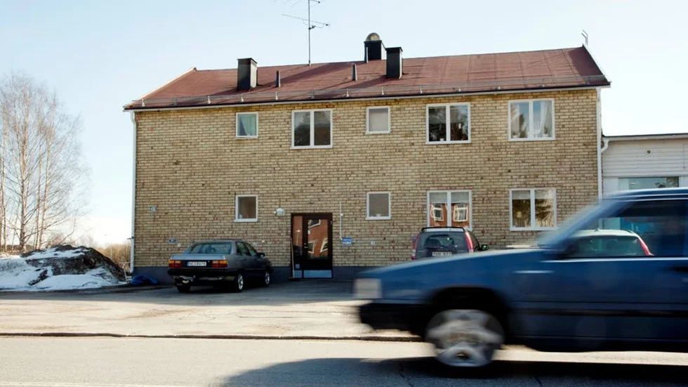 Mitt på dagen slog mordbrännaren till i det här hyreshuset i Hortlax, som fick utrymmas då svart, giftig rök spreds i huset.