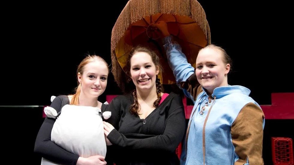 Pitetjejerna Ella Asp, Angelica Löfbom och Elin Hedlund är med i teaterföreställningen Prins Sorgfri.