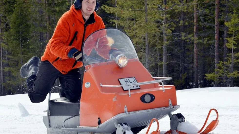 Johan Sellbom fick ta fötterna till hjälp för att sparka sig och sin Ockelbo 300 uppför backen i backtävlingen.