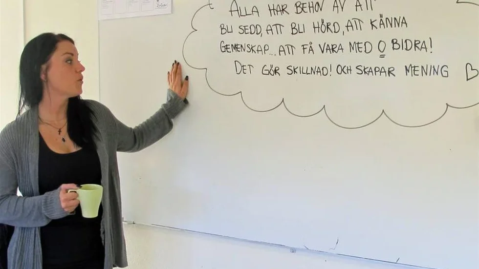 Cissi Wiklund svarade för lunchdialogen om vad som görs för ungdomarna i Älvsbyn. "Det är det här det handlar om", sa hon och visade på texten på tavlan om behovet av att bli sedd, hörd, få känna gemenskap och bidra.