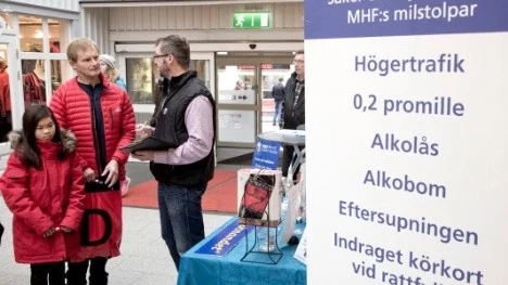 Som ung var Mats Vikgren, i röd jacka, med i en ödestiger trafikolycka och han var inte sen att skriva på den lokale MHF-orföranden Lorentz Holmgrens paroll om nykter bilkörning. Dottern Josefin Vikgren, 10, lyssnade intresserat.