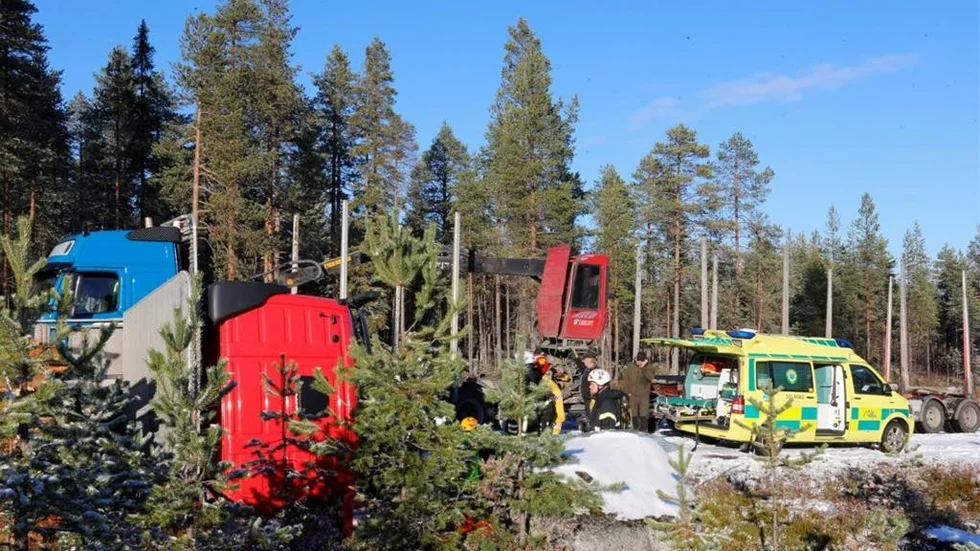 En man i 25-årsåldern skadades i en olycka där dragbilen till en timmerbil välte i Bodsjön i Svensbyn.