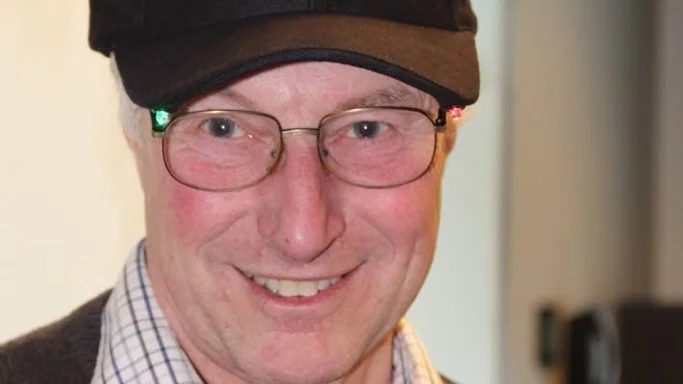 En glad prick. Lars Granaht belönades av BBF med en keps med lanternor viket han betraktade som en utmärkt present.
