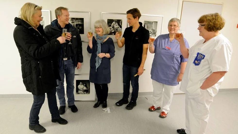 Skål för en kul tilldragelse. Lena Rönnholm, Lars Sundström, Ann-Catrin Sadelius, Henrik Ygge, Kerstin Juntti Laestander och Marianne Wennerberg skålar för att barnmorskebilderna har hittat hem