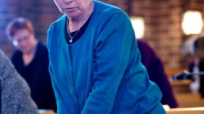 Lena Bodin, övade bröstkompressioner på "Mini-Anne".