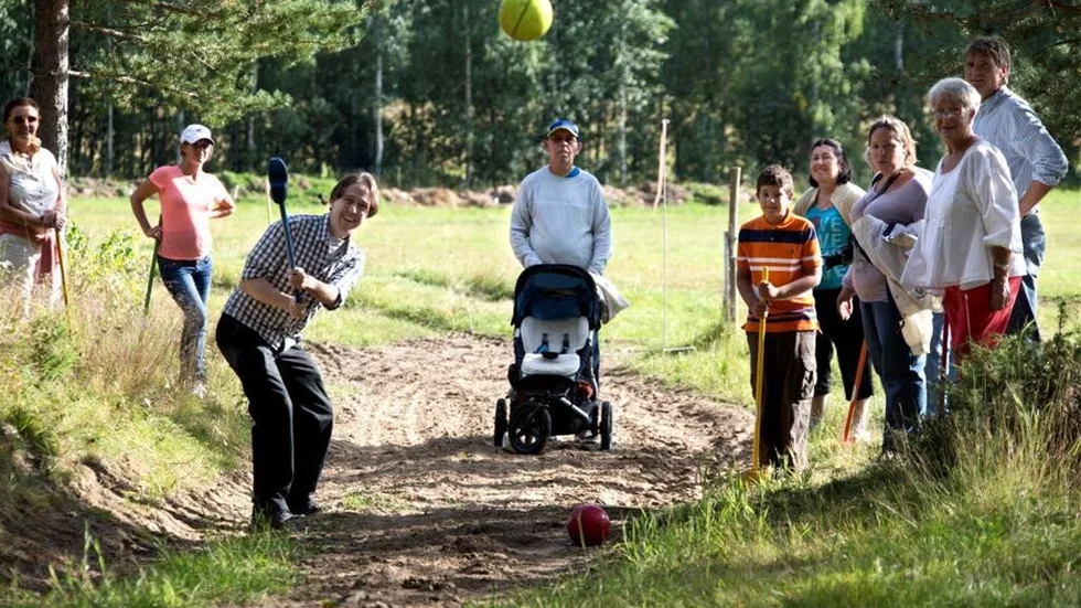 Slagfärdige företrädaren för St Barth, Nils Dufau, svingade den träskoutrustade klubban i farmersgolfen.