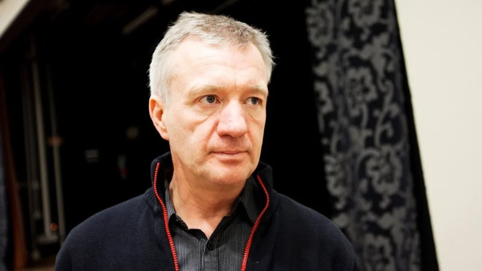 Stig Rönnbäck (S) konstaterar att det är kommunfullmäktiges riktlinjer som hindrar att alla ungdomar erbjuds sommarjobb, trots att årskullarna är betydligt mindre i år.