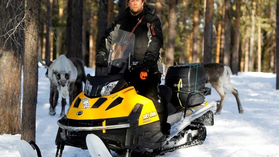 Anders-Erling Fjällås, från Arjeplog, ordförande i Semisjaur-Njarg sameby, uppmanar länsstyrelsen att återförvisa ansökan med krav på att Markbygden Vind AB redovisar i detalj vilka åtgärder man kommer att vidta för att komma till rätta med de skador främst i form av betesförluster samt merarbeten  som uppkommer om Östra Kikkejaurs renar tränger in på området.