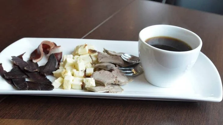 Tycker man om eller bara vill prova på annorlunda tillbehör till kaffet då ska man köpa Kaffetåren, den består av förutom kaffet, torkat renkött, kaffeost och rentunga.