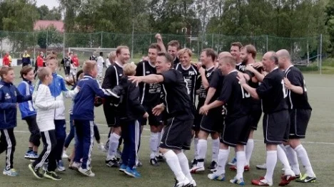 Stor glädje i PSG-laget efter ha straffat TV-profilerna.
