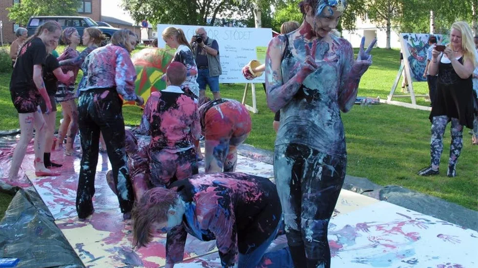 En grupp tjejer från konstkollot visade besökarna hur action-painting går till. En spektakulär och underhållande föreställning.