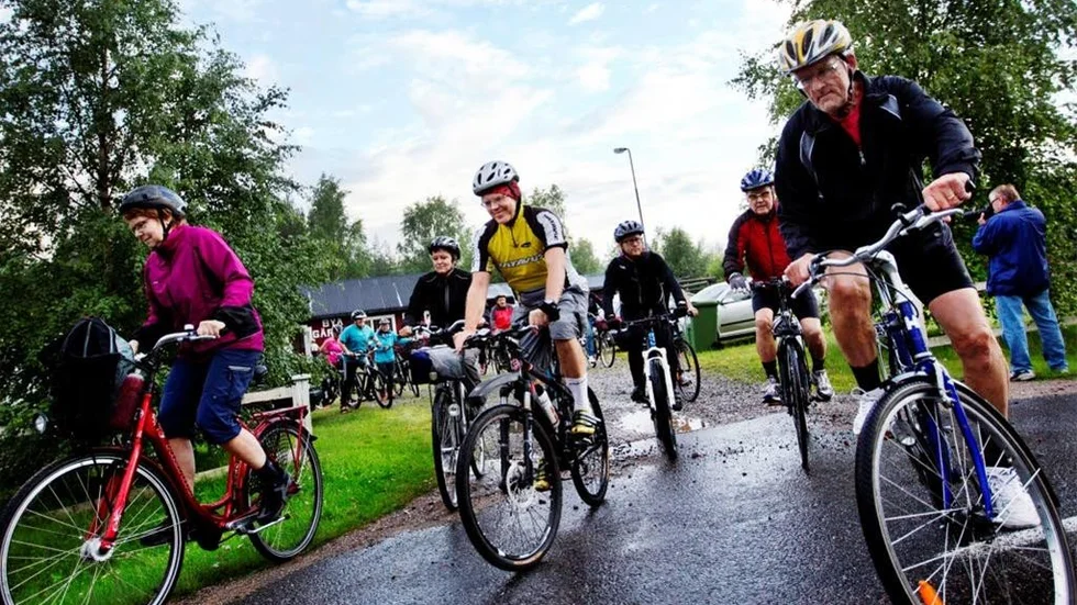 Jaaa, då kör vi! Ett 40-tal antog utmaningen att cykla Midnattstrampen fredag kväll.