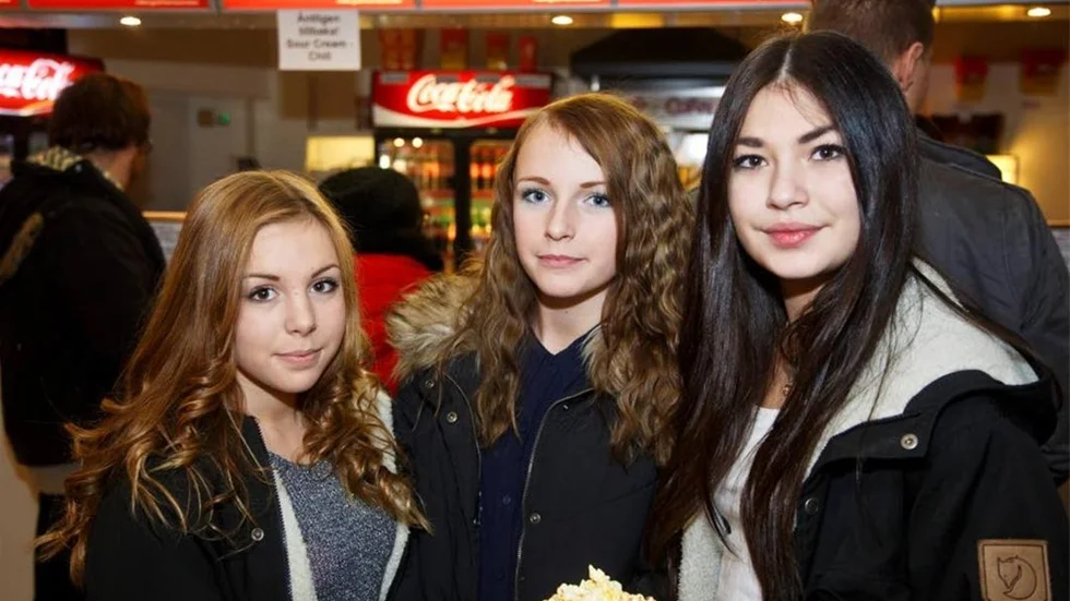 Alicia Sundquist, Malin Isaksson och Felicity Munoz ”Jag tycker att böckerna är väldigt bra och spännande, säger Alicia och både Malin och Felicity håller med.” ”Jag tycker att det slutar kännas som att man läser, man slukas helt in i boken och det går inte att sluta, fortsätter Malin.” ”Även fast handlingen är hemsk så ger den mig inspiration och hopp, säger Felicity.”