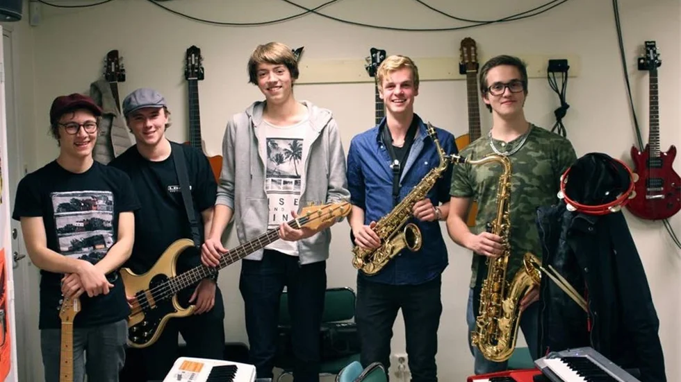 Unga jazzmusiker i med uppdraget att skapa modern jazz. Från vänster, Adrian Lindberg på gitarr, Marcus Öhman på bas, Petter Andersson på keyboard, Erik Gedda på altsaxofon och William Johansson på tenorsaxofon. ?
?