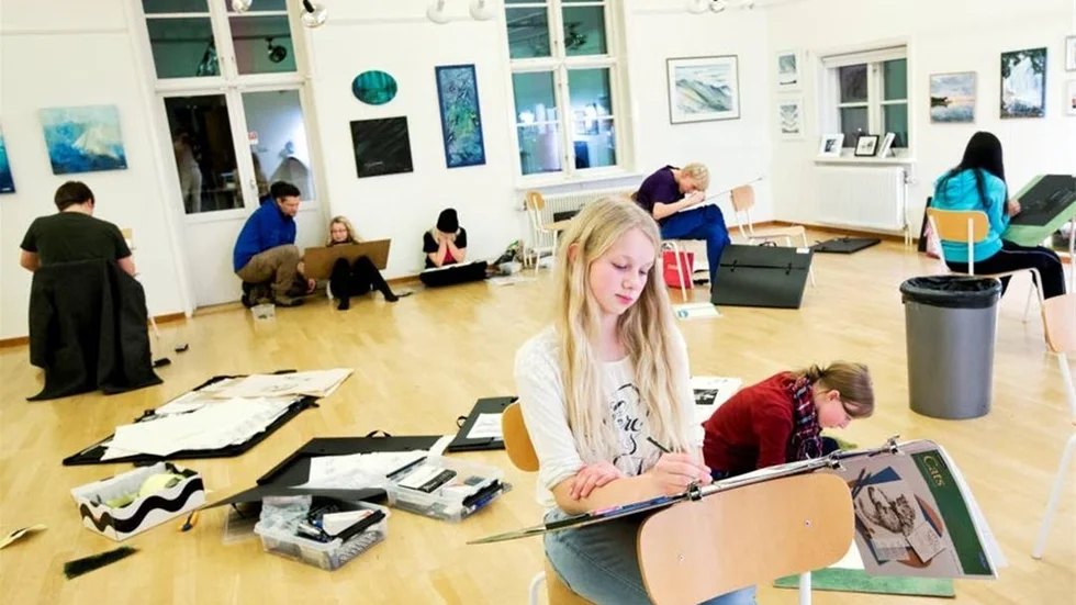 I förgrunden sitter elvaåriga Meja Kilpeläinen, Piteå, och ritar en katt. "Jag vill bli konstnär när jag blir stor, det verkar spännande. Min mamma är ganska bra på att rita, men jag känner ingen konstnär. När jag är stolt över mina konstverk tycker jag det är roligt att visa upp dem, säger hon.