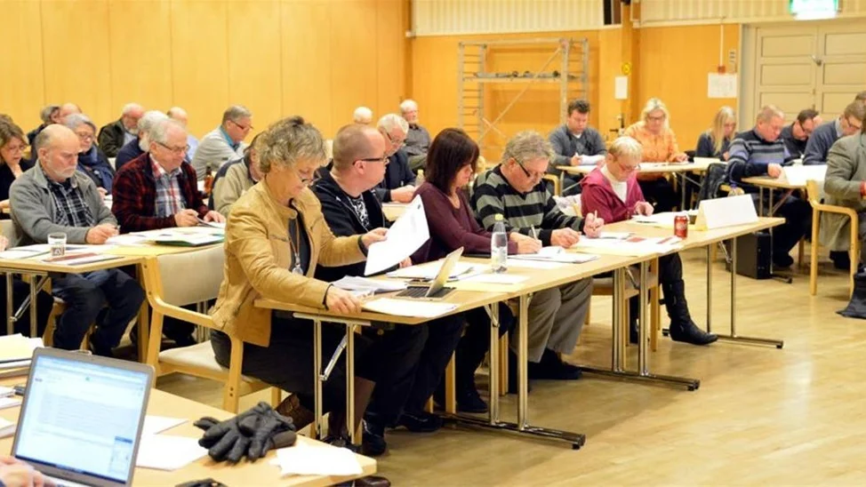 En hel del snack blev det men inte en enda votering begärdes när Arjeplogs kommunfullmäktige beslutade om hur den nya kommunstyrelsen och dess utskott skulle besättas.
