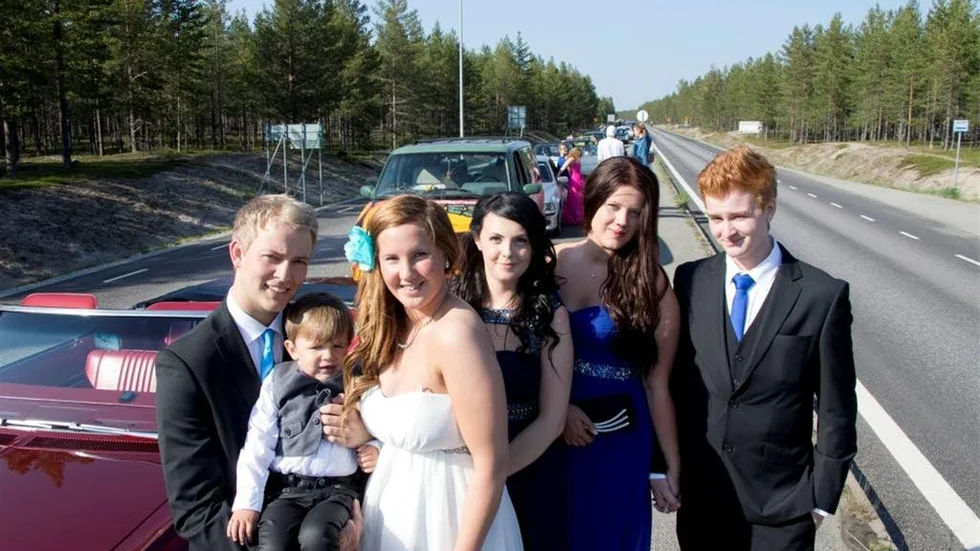 I väntan på att få börja rulla in mot den röda mattan. Mattias Berger, tvååriga Elis Kallin följde med i bilen, Emelie Laestander, barn och fritid, Lisa Burman, barn och fritid, Sofi Lövgren, handels och Andreas Vikström.
