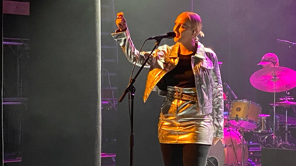 "Det var så här det började.Med en tjej, en gitarr och mörkret". Vemodets drottning gav konsert för fullsatt hus i Nyköping på lördagskvällen.