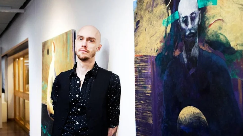 John Wennberg vid vernissagen i Piteå konsthall, intill målningen som han titulerar "Askfödd".