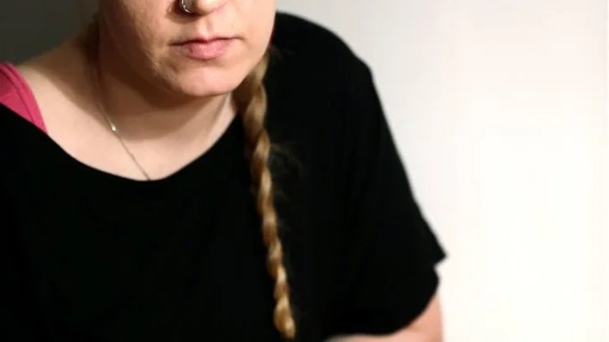 Telefon ringer oavbrutet och för varje gång känner sig Linda Henriksson djupt förnedrad."Jag mår dåligt vid tanken att män tror de kan köpa mig".