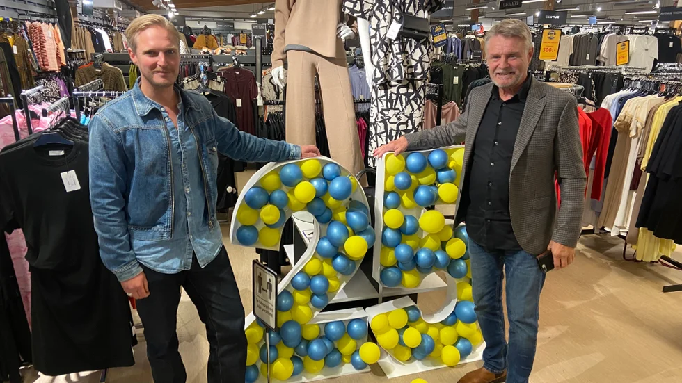 Vingåkers factory outlet firar 25 år. På bilden ses vd John Nilsson Herrmann och senior advisor Richard Ericson.