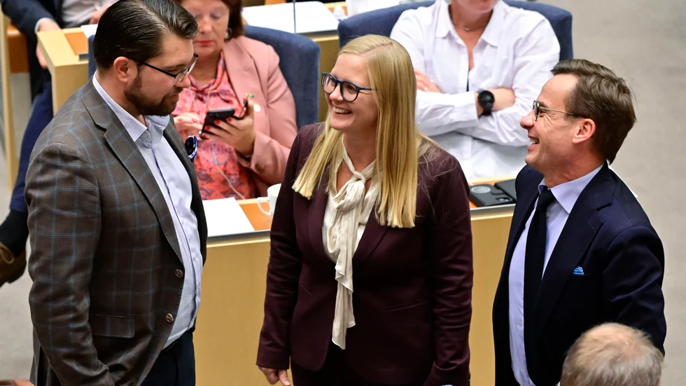 Ulf Kristersson (M) trivs i sällskap med Sverigedemokraterna Jimmie Åkesson och Julia Kronlid. Det väcker nu frågor runtom i världen och Europa.