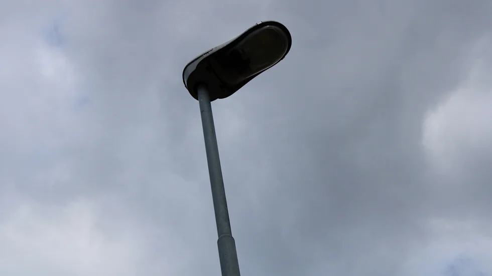  I tidigare bostadsområdet Folkesta lyser gatubelysningen trots att ingen numera bor där, skriveri nsändarskribenten. Gatubelysningen på bilden har ingen koppling till insändaren.