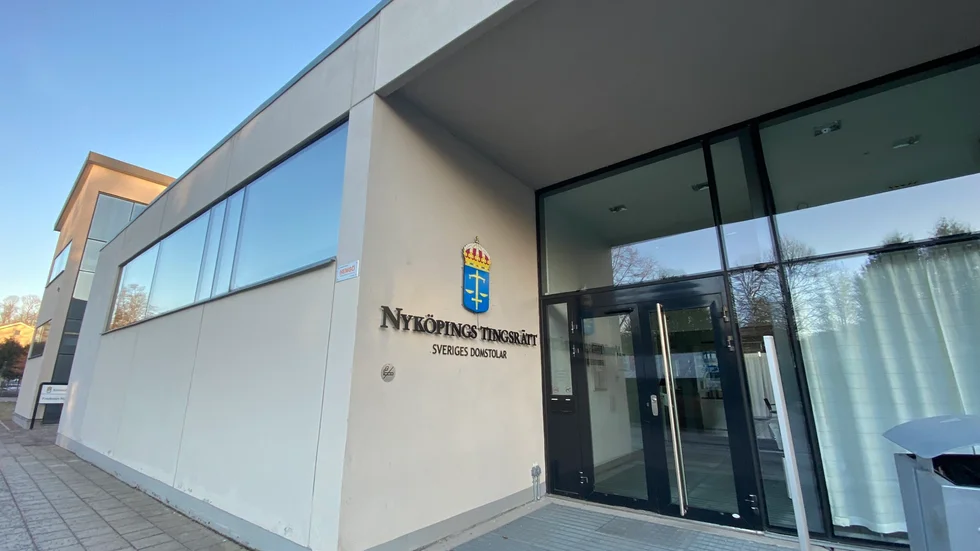 En 49-årig kvinna i Flen stod åtalad för våldtäkt, men frias av Nyköpings tingsrätt. Den yngre mannen som menade att han blivit våldtagen var och spelade bowling för att fira sin födelsedag innan han träffade kvinnan.