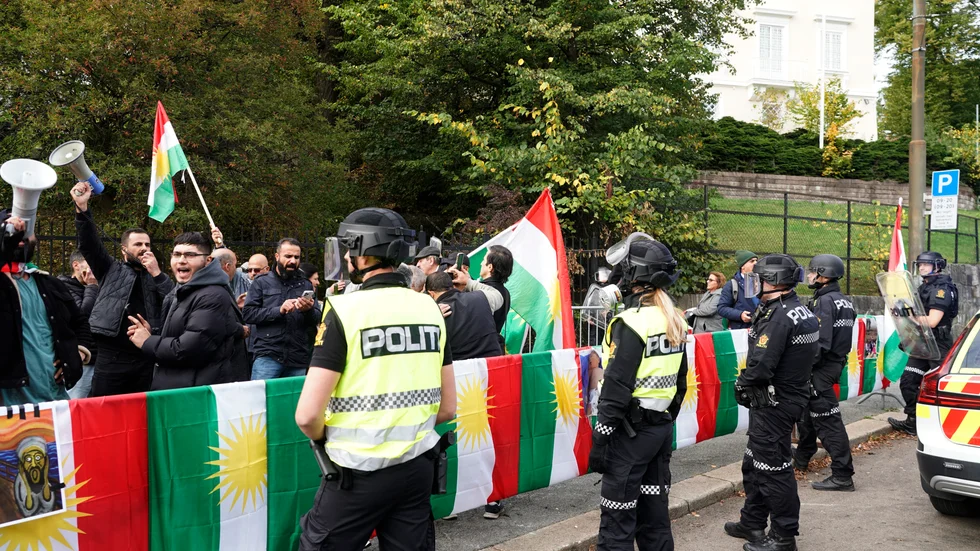 Demonstranter och poliser vid Irans ambassad i Oslo