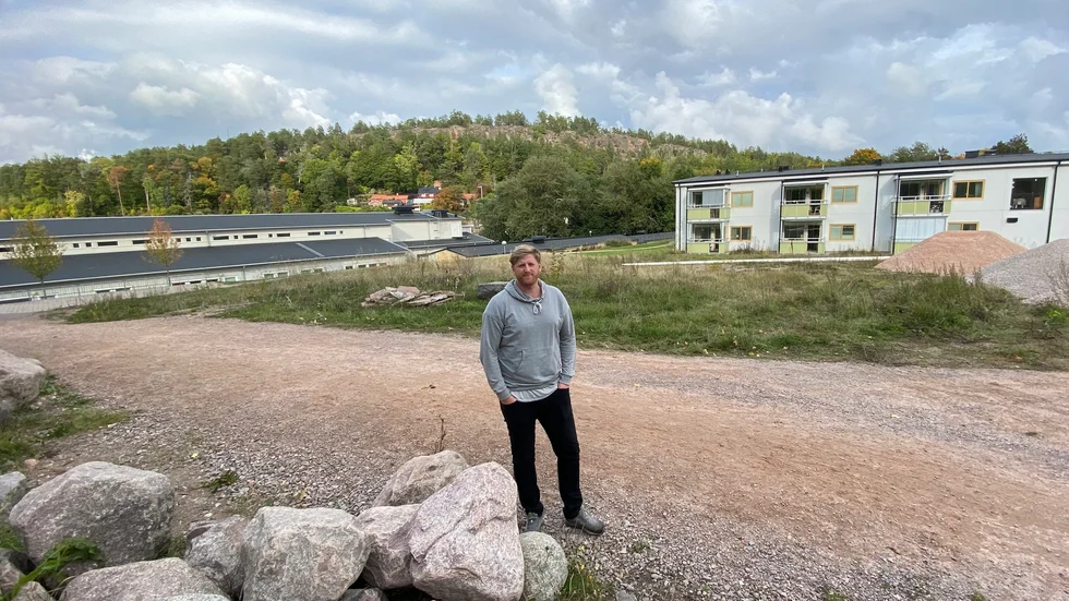 Här, bredvid trygghetsboendet och Åbyängskolan. Det vore en bra plats för en miniarena, tycker fritidsledaren Daniel Karlsson.
