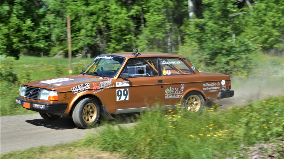 Antti Johannesson med Ola Bengtsson (SMK Södermanland) blev totalsegrare med sin Volvo 242 i SMK Uppsalas riksfinal för klassiska rallybilar i lördags.