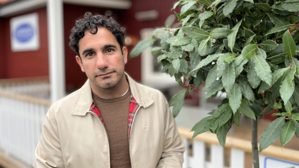 Ardalan Shekarabis självbiografi "Korsvägar" är berättelsen om hans uppväxt i Iran och som rotlös flykting i Sverige.