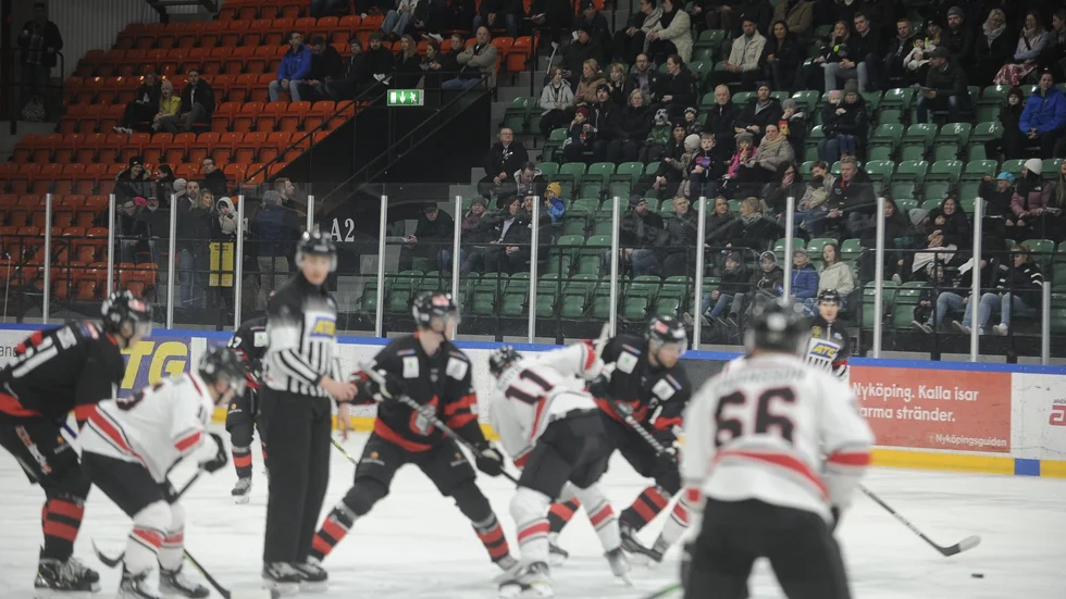 Nyköpings SK möter Huddinge borta i Hockeyettan under söndagen. Du följer hur det går på SN.se.