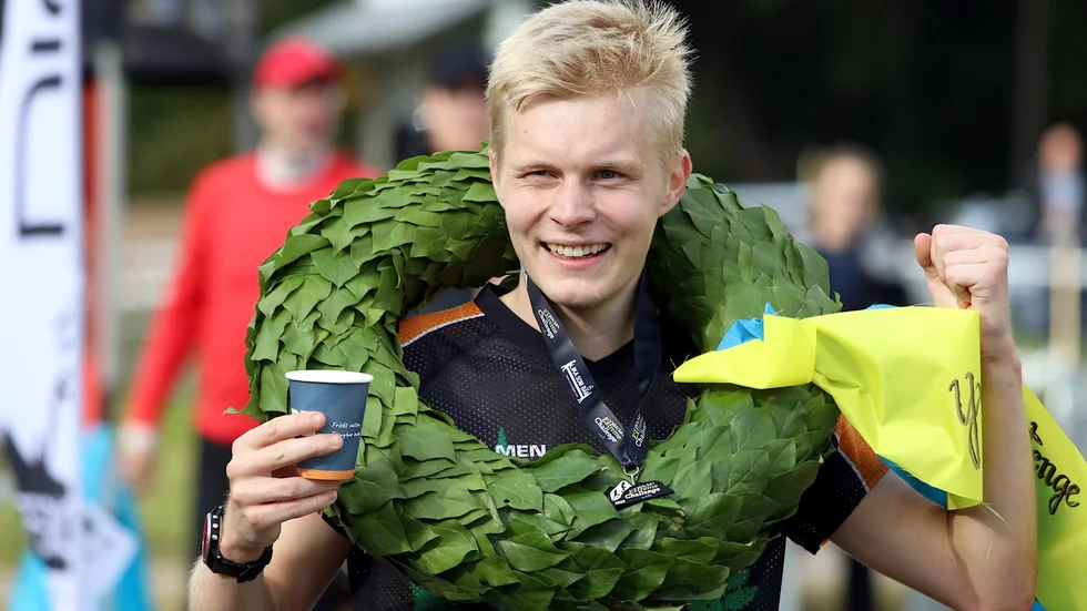 Leo Johansson, OK Kolmården, hängde vinnarkransen runt halsen innan han satte fart hemt ill Jursla - uppför familjebacken.