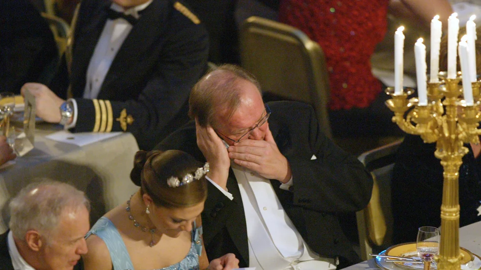 Dåvarande statsminister Göran Persson svarade i mobilen mitt under Nobelbanketten 2013 – inte okej enligt experter på vett och etikett. Arkivbild.