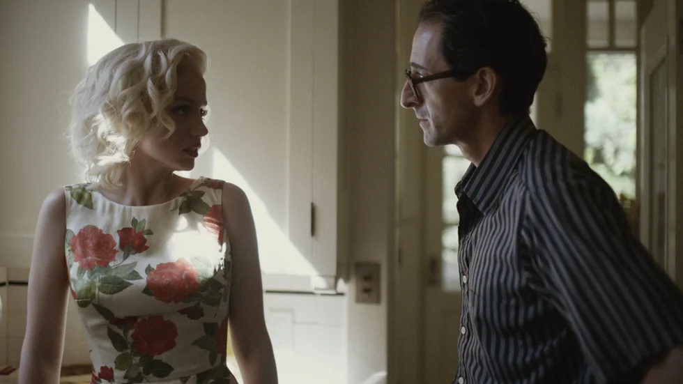 Ana de Armas och Adrien Brody i Netflixfilmen "Blonde". Pressbild.