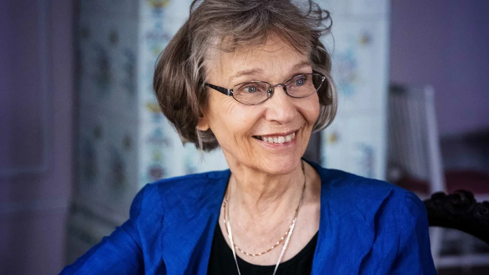 "De stora händelserna skymtar förbi i boken som tidsmarkörer", skriver NSD:s recensent om Ulla-Lena Lundbergs roman "Lyser och lågar".
