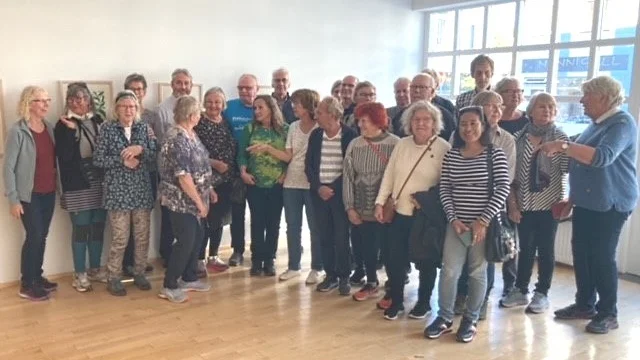 Hela gruppen besöker Solander-utställningen på kulturcentret Hafnarborg.