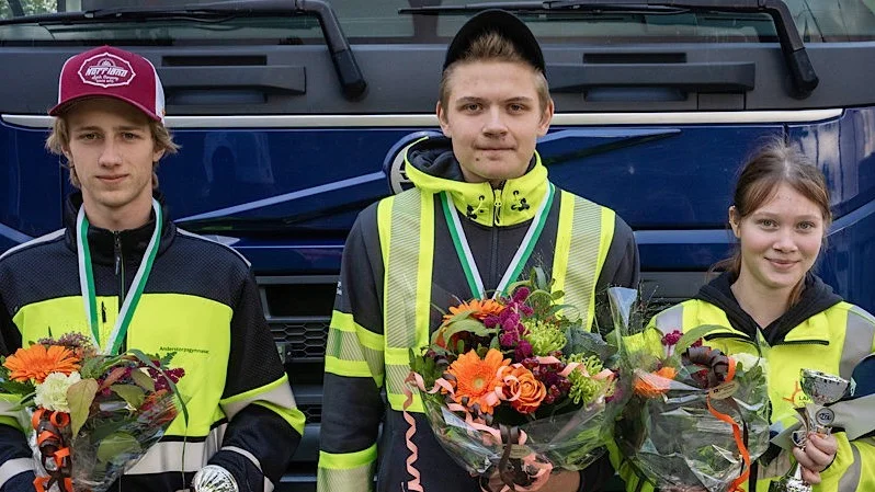 Isak Lundqvist (mitten) från Luleå, men tävlandes för Björknässkolan i Boden, vann kvaltävlingen till yrkes-SM. Med på bilden är även tvåan Emma Johansson från Lapplands gymnasium och trean Viktor Stenman.