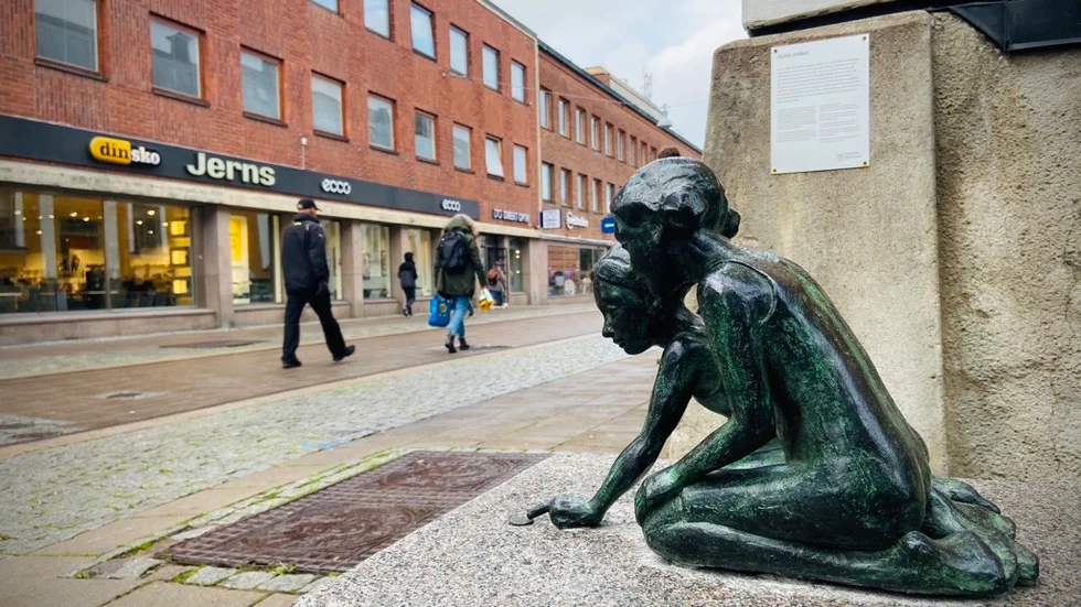 Bronsskulpturen "Spårfinnarna" blev i våras stulen från sin plats i korsningen Svartbäcksgatan-Klostergatan. 