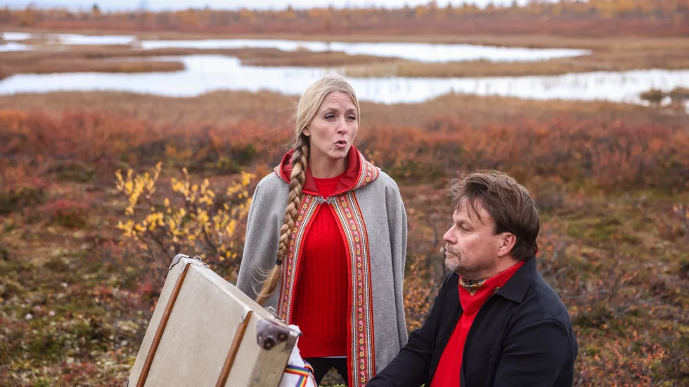 Glesbygdsdivan Carina Henriksson, Piteå, fick en av platserna i Bygdegårdarnas Kulturbygdsturné, och ska genomföra 15 konserter på bygdegårdar i Norrbotten. Här tillsammans med Roger Norén under inspelningen av en SVT-dokumentär.