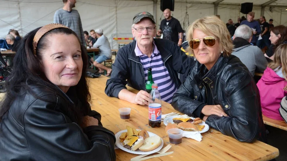 Öppet hus. Det är första gången som systrarna Sanna och Tina Axelsson besöker Skogsröjet, medan Kenth Östh har jobbat på festivalen i flera år.