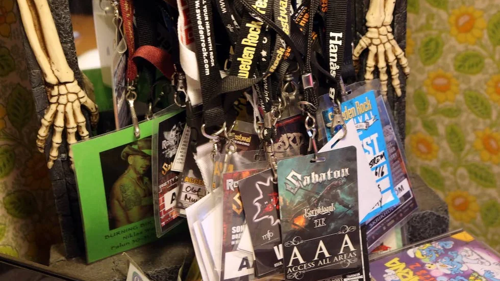 Ackrediteringsbadge. När man arbetar med att lägga turnéer så blir det en del festivaler och gig genom åren. Ungefär hundra resdagar per år, uppskattar Olof att han har. Då krävs ett badge, även för spindeln i nätet.
Foto: Michael Svensson