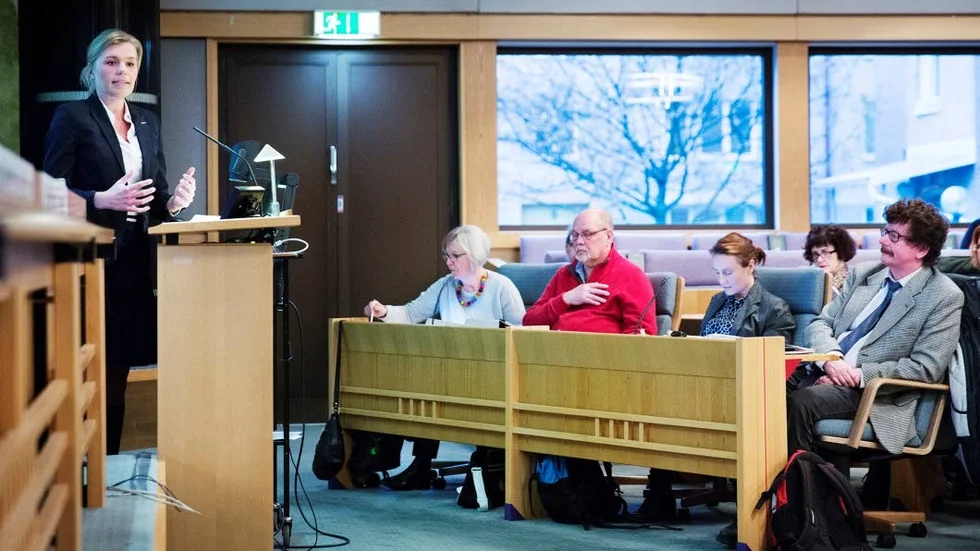 Debatt. Sophia Jarl (M) i talarstolen. Lars Stjernkvist (S) lyssnade.