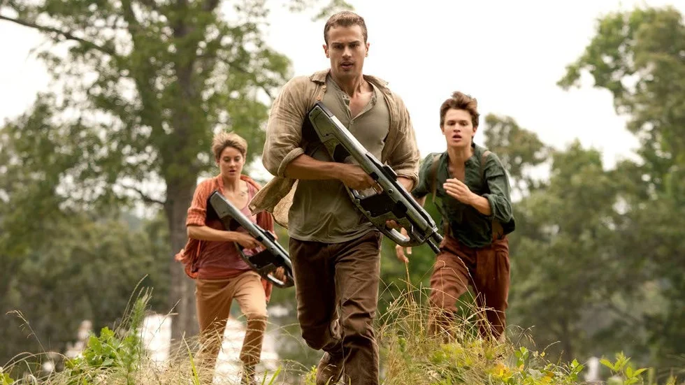 Kamp. Four (Theo James), Tris (Shailene Woodley) och hennes bror Caleb (Ansel Elgort) blir jagade i början av "Insurgent". Falangen "De tappra" är upplöst och Tris får kämpa för att överhuvudtaget hålla ihop medan hon får reda på mer om vem hon är.
Andrew Cooper