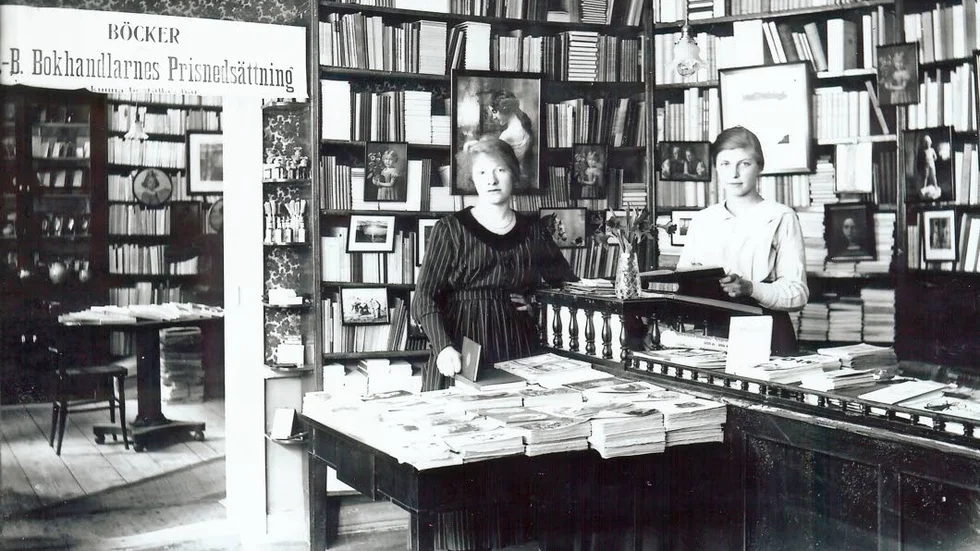 Klassisk bokhandel. Inne i bokhandeln när det begav sig någon gång på 1920-talet. Här ses Elna Bäckmark och Inez Karlsson bakom bokdisken.