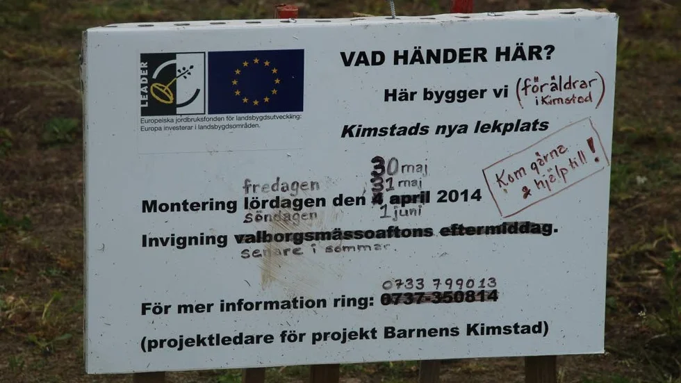 Ideellt arbete. En mägd företag och privatpersoner ställer upp för den nya lekplatsen.