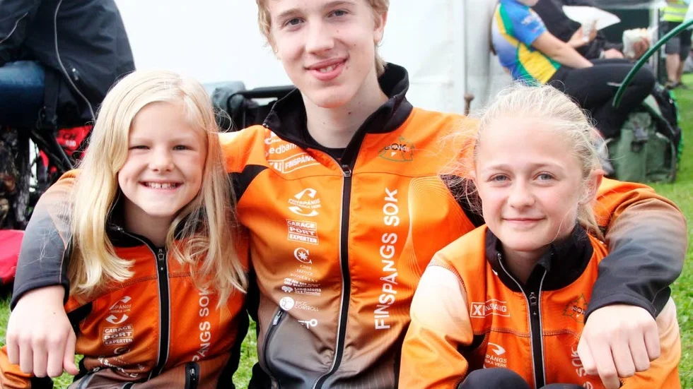 Talanger. ) Här en ung och framgångsrik trio från Finspångs SOK - alla med ensiffriga resultat.  F.v. Alice Johansson, sexa i D 11, Edvin Waldfeldt, tvåa i H 14 kort samt  Sara Wänström tvåa i D 12.