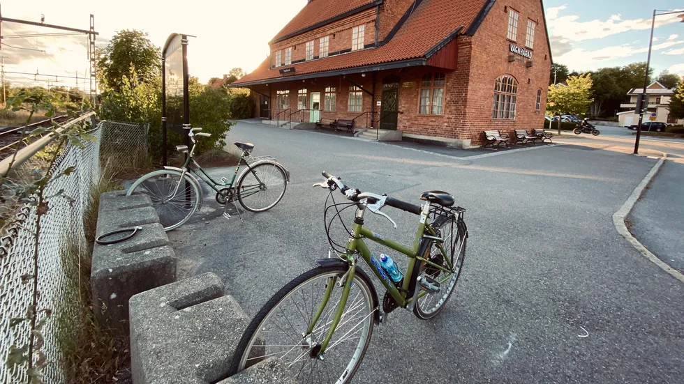Kommunens ansökan om klimatstöd för de planerade cykelgaragen vid Vagnhärad och Trosaporten har nekats men projektet fortsätter ändå, enligt kommunenstyrelsens ordförande Daniel Portnoff (M). 